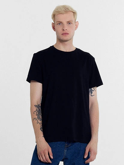 картинка Футболка мужская черная от магазина мужской одежды Mark Formelle