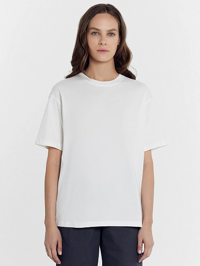 картинка Хлопковая свободная футболка белого цвета от магазина стильной одежды Mark Formelle