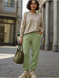 Брюки женские в туманно-зеленом оттенке