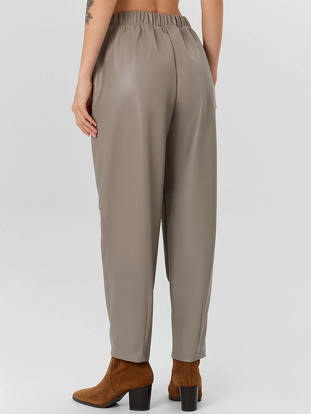 Брюки женские из экокожи в сером цвете - 3