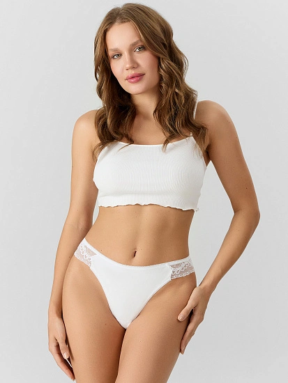 картинка Трусы женские стринги в белом цвете с деталями из кружева от магазина стильной одежды Mark Formelle