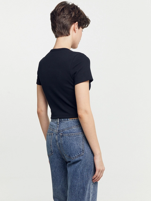 Футболка женская короткая в черном цвете - 2