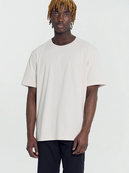 картинка Футболка мужская в молочно-бежевом цвете от магазина мужской одежды Mark Formelle