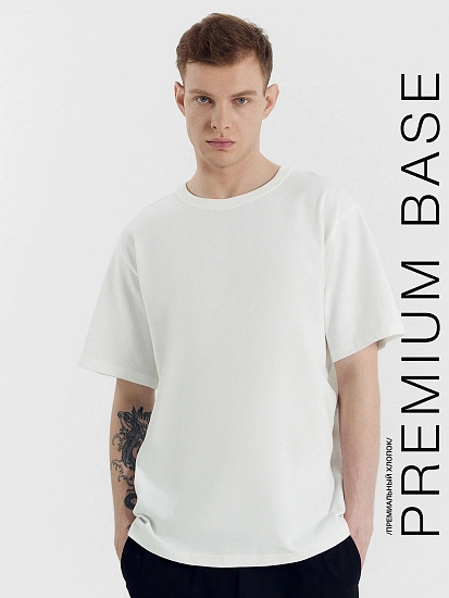 картинка Футболка прямая мужская белая от магазина мужской одежды Mark Formelle