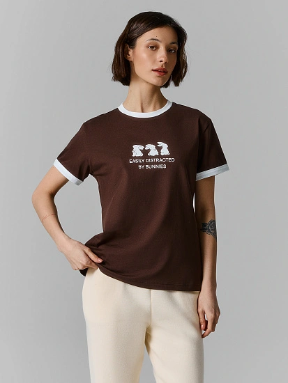 картинка Футболка женская коричневая полуприлегающего силуэта от магазина стильной одежды Mark Formelle