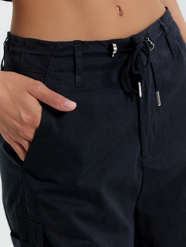 Брюки женские в черном цвете - 6