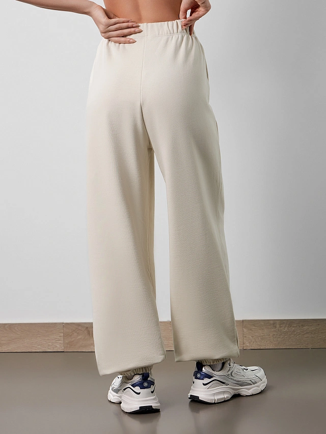 Брюки женские в бело-бежевом цвете - 6