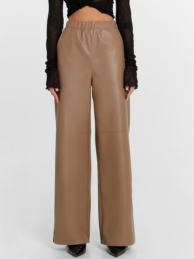 Брюки женские темно-бежевые из экокожи - 2