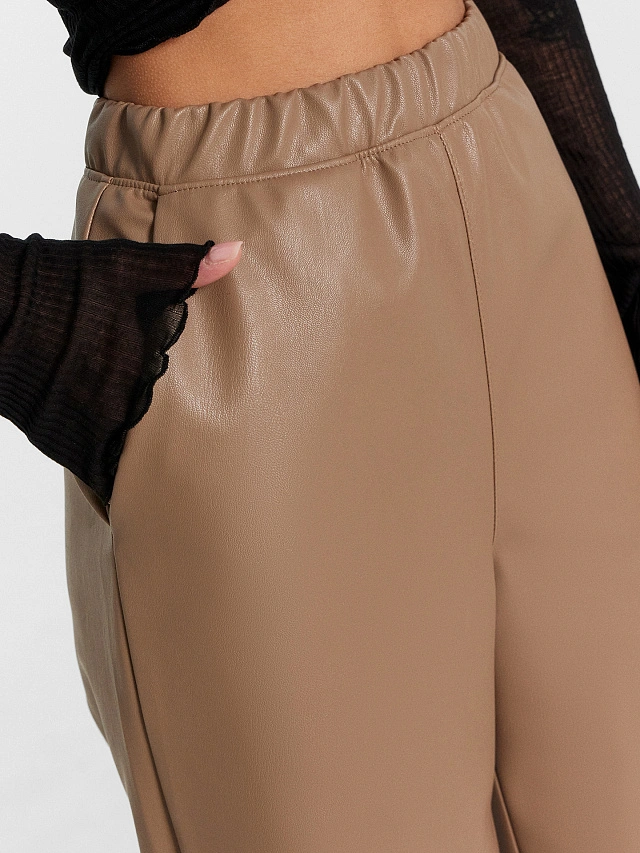 Брюки женские темно-бежевые из экокожи - 4
