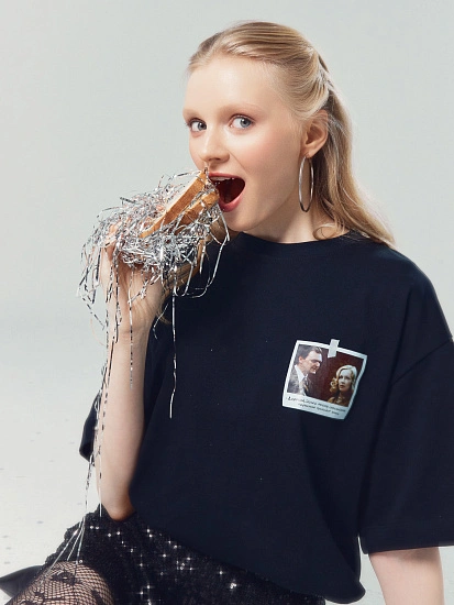 картинка Футболка женская черная с принтом по мотивам фильма "Ирония судьбы, или с легким паром!"" от магазина стильной одежды Mark Formelle