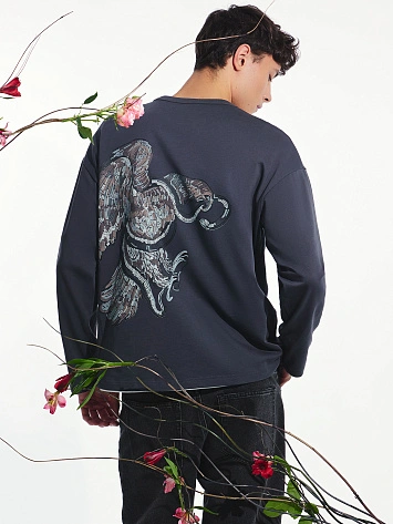 Лонгслив мужской серый с аппликацией на спинке