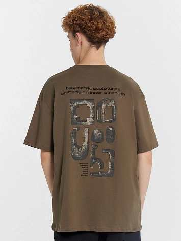 Футболка мужская коричневая с принтом на спинке