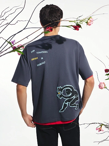 Футболка мужская серая с принтом и надписью "find something unique in yourself"