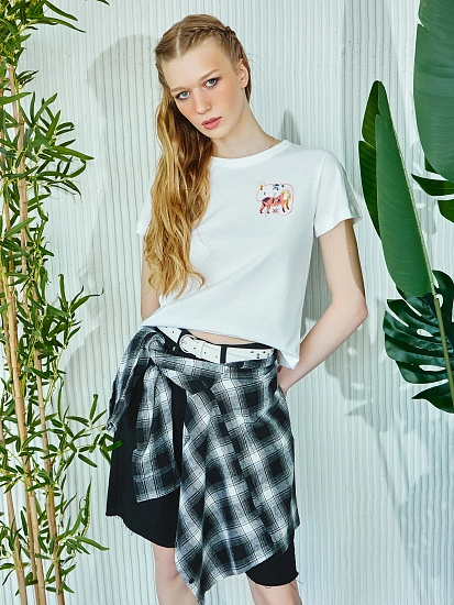 картинка Футболка женская белая с принтом на груди от магазина стильной одежды Mark Formelle