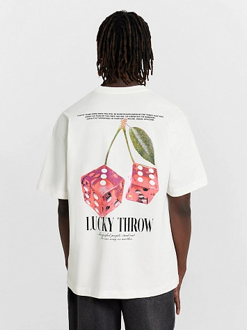 Футболка мужская кремовая с принтом и надписью "lucky throw"