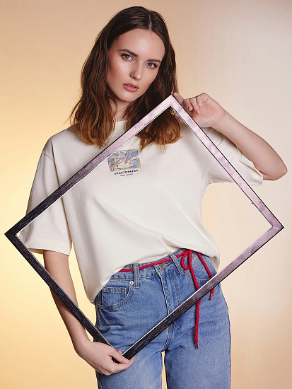 картинка Футболка женская кремовая с принтом из коллекции Art U Wear от магазина стильной одежды Mark Formelle