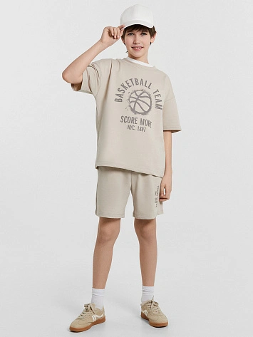 Комплект для мальчиков бежевый с принтом и надписью "basketball team"