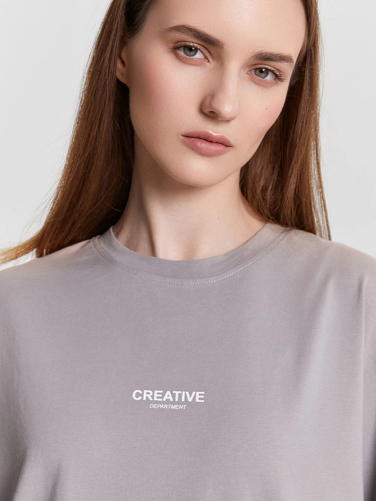 Футболка женская серая с надписью "creative department"