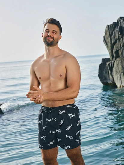 картинка Плавательные шорты мужские синие с принтом "акулы" от магазина мужской одежды Mark Formelle