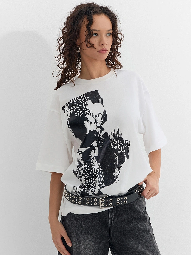 Футболка женская белая с серебристым дизайном - 7