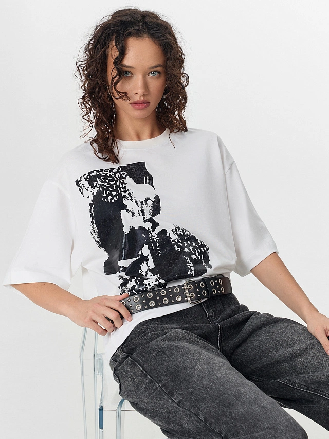 Футболка женская белая с серебристым дизайном - 8