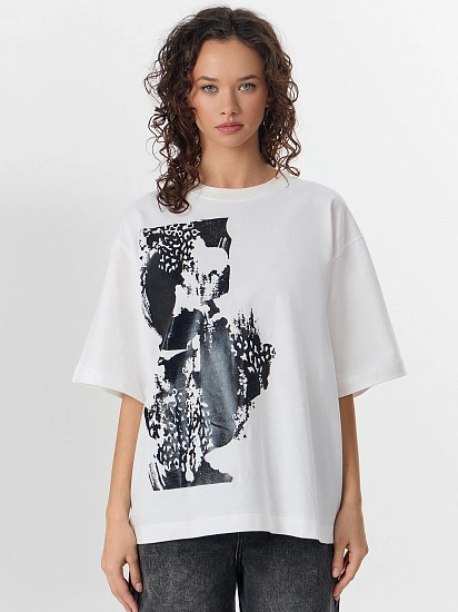 картинка Футболка женская белая с серебристым дизайном от магазина стильной одежды Mark Formelle