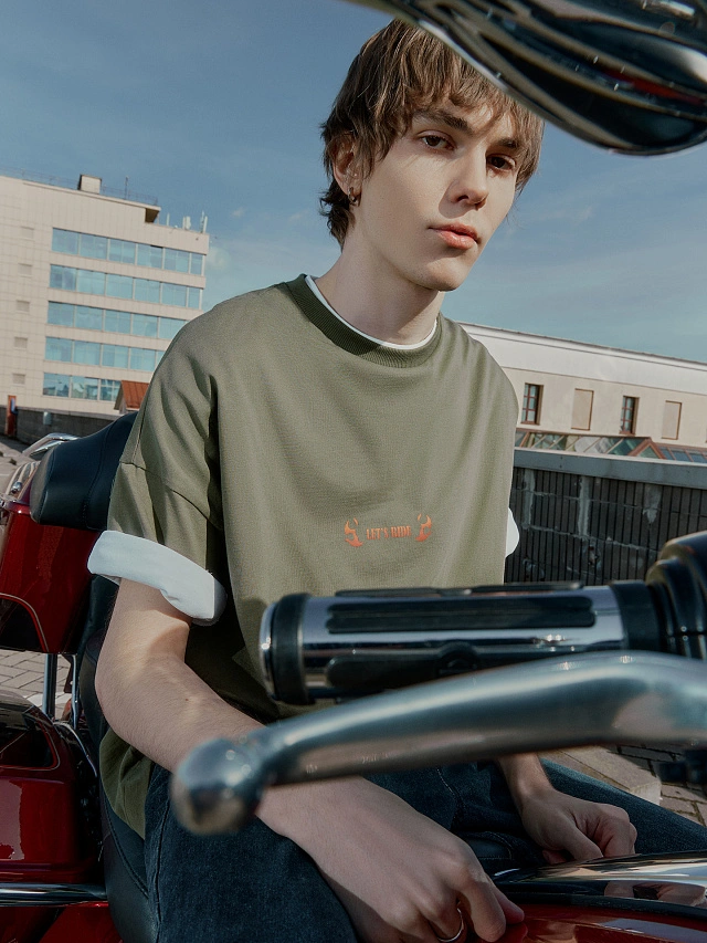 Футболка мужская хаки с принтом и надписью "let's ride", 111934 - 2 Футболка мужская хаки с принтом и надписью "let's ride" - 2