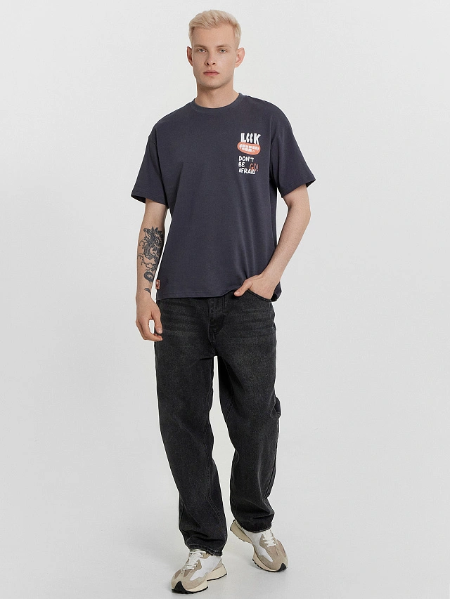 Футболка мужская серая с принтом и надписью "Don't be go afraid" - 3