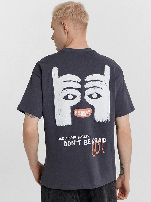 Футболка мужская серая с принтом и надписью "Don't be go afraid" - 2