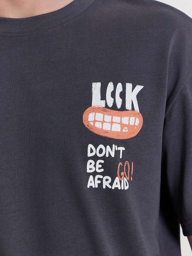 Футболка мужская серая с принтом и надписью "Don't be go afraid" - 4