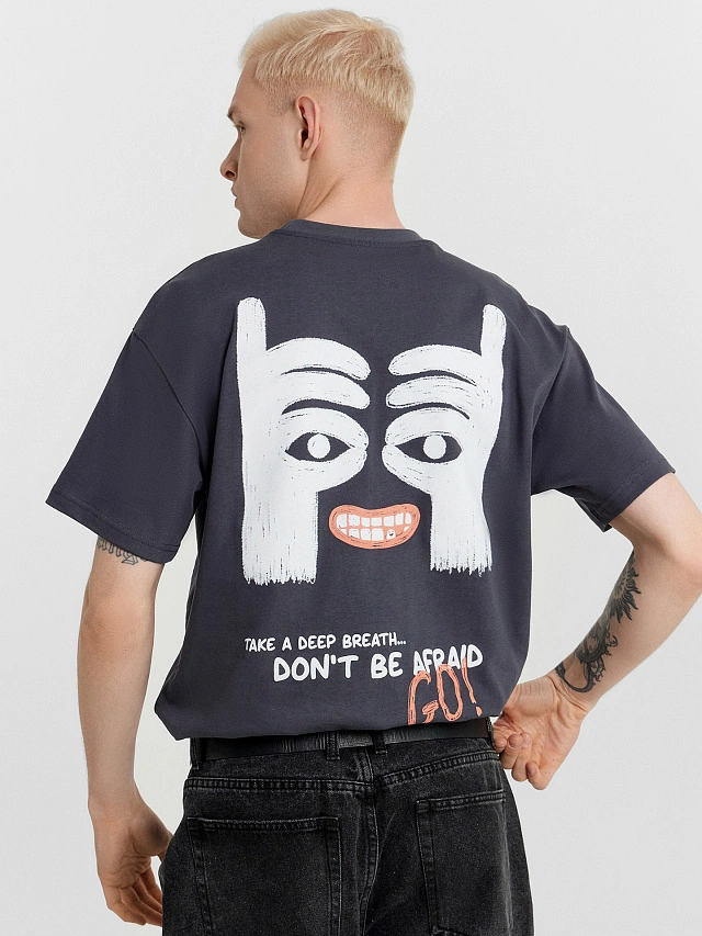Футболка мужская серая с принтом и надписью "Don't be go afraid" - 6