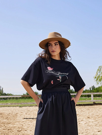 картинка Футболка женская черная с принтом и надписью "just yourself" от магазина стильной одежды Mark Formelle