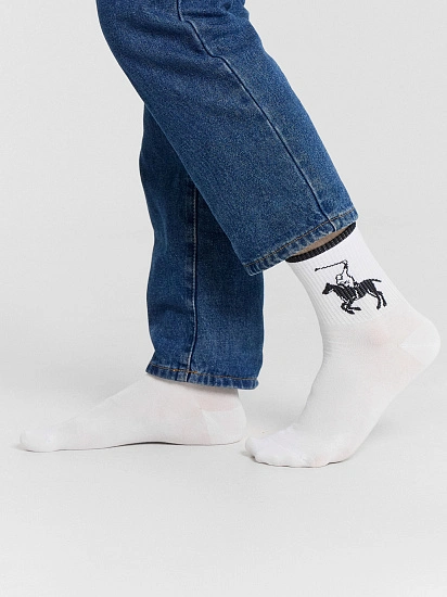 картинка Носки мужские белые рисунком в виде всадника на лошади от магазина мужской одежды Mark Formelle