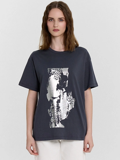 картинка Футболка женская серая с серебристым принтом  от магазина стильной одежды Mark Formelle