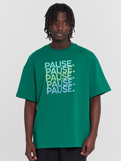 картинка Футболка мужская зеленая с принтом "Pause." от магазина мужской одежды Mark Formelle