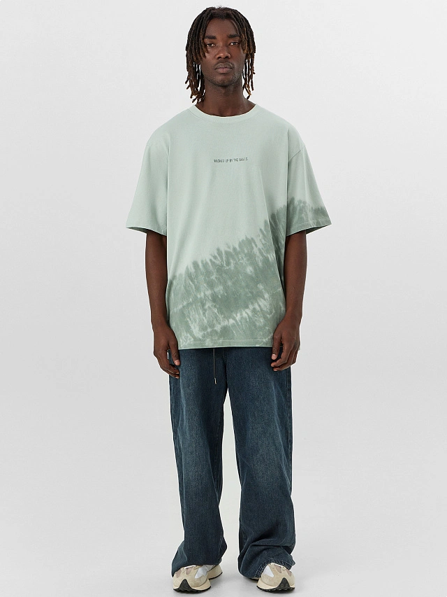 Футболка мужская салатовая с принтом и надписью "washed up by the waves" - 4