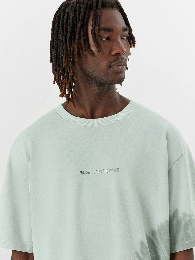 Футболка мужская салатовая с принтом и надписью "washed up by the waves" - 5