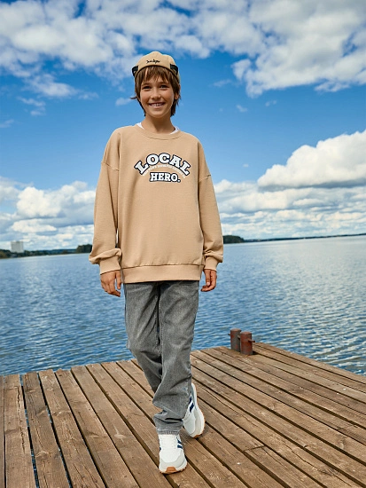 картинка Свитшот для мальчиков бежевый с надписью Local Hero от магазина одежды для мальчиков от бренда Mark Formelle