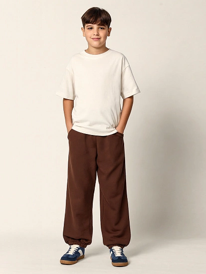 картинка Брюки для мальчиков коричневые от магазина одежды для мальчиков от бренда Mark Formelle