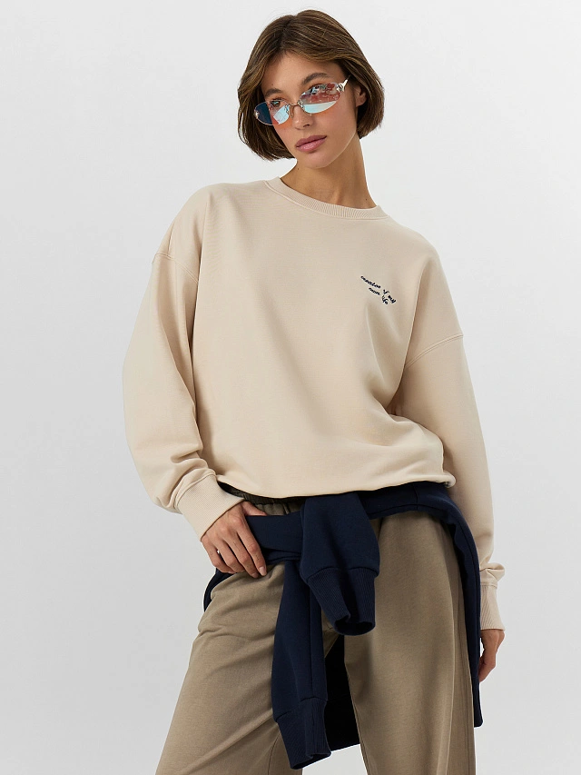 Свитшот женский бежевый с надписью "Creator of my own life" - 7