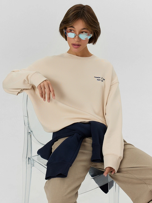 Свитшот женский бежевый с надписью "Creator of my own life" - 8