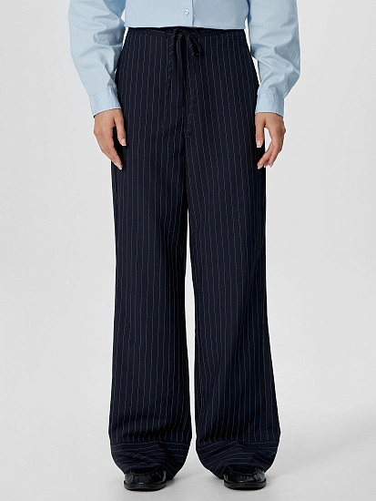 картинка Брюки женские синие в полоску от магазина стильной одежды Mark Formelle