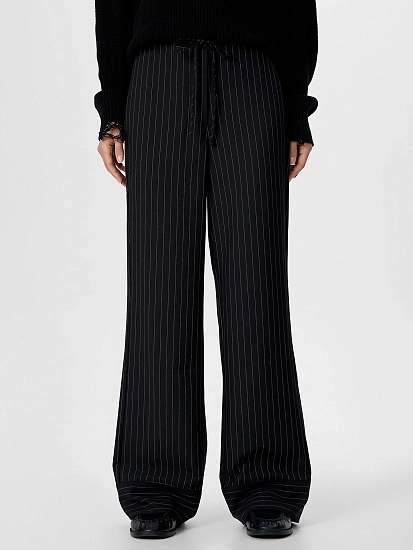 картинка Брюки женские черные в розовую полоску от магазина стильной одежды Mark Formelle