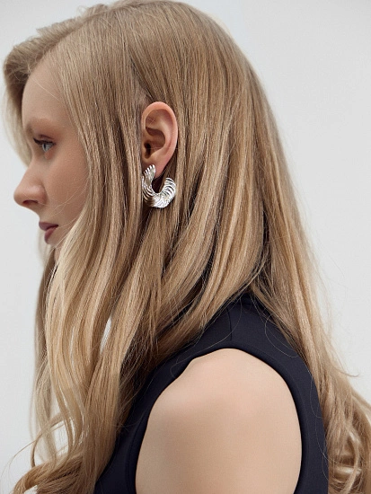 картинка Серьги женские с застежкой-гвоздик от магазина стильной одежды Mark Formelle