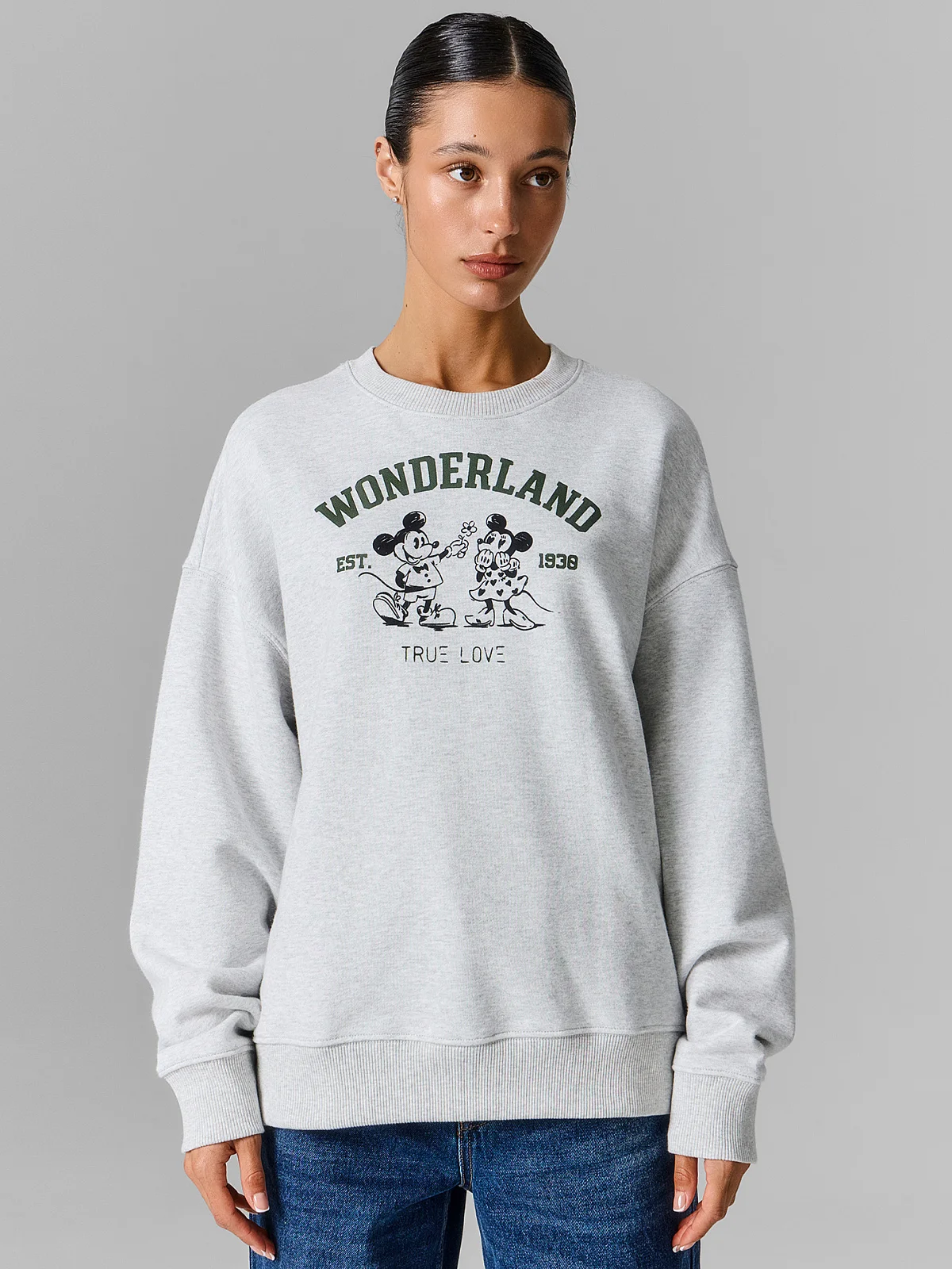 Свитшот женский серый с надписью "Wonderland"