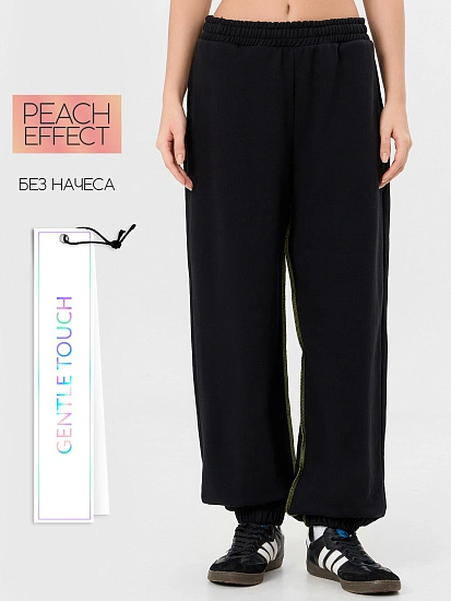 картинка Брюки джоггеры женские черные от магазина стильной одежды Mark Formelle