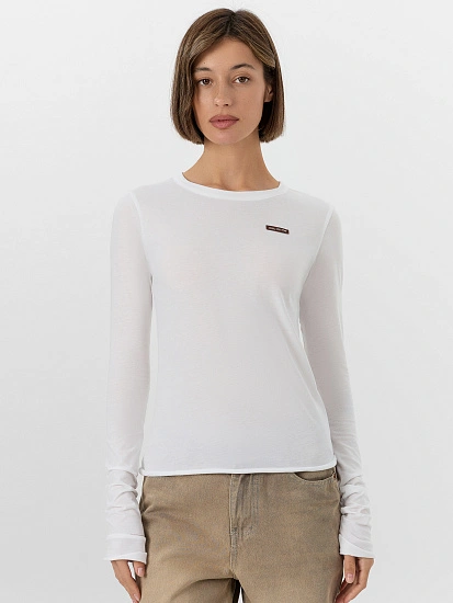 картинка Лонгслив женский белый с надписью "Hey, it's me" от магазина стильной одежды Mark Formelle