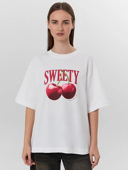 картинка Футболка женская белая с надписью "Sweety" от магазина стильной одежды Mark Formelle