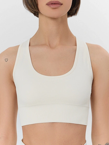 картинка Топ женский спортивный молочный от магазина стильной одежды Mark Formelle