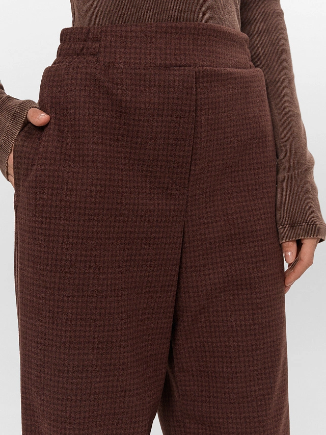 Брюки женские коричневые в клетку - 7